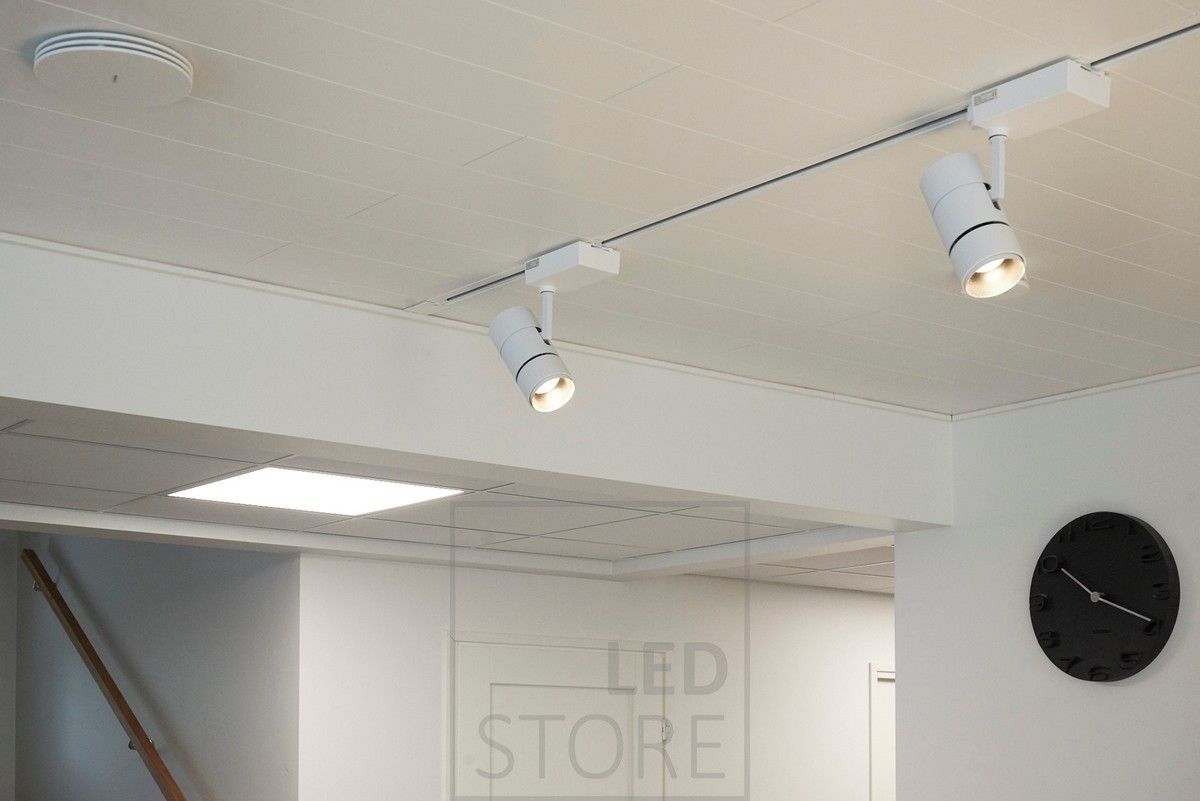 General lighting in a room with LED track lighting, 35W. The luminaire is directional, has an adjustable angle of light opening and the colour temperature of the light can be selected from a switch on the luminaire body. The luminaire is also available in black. Ledstore.fi